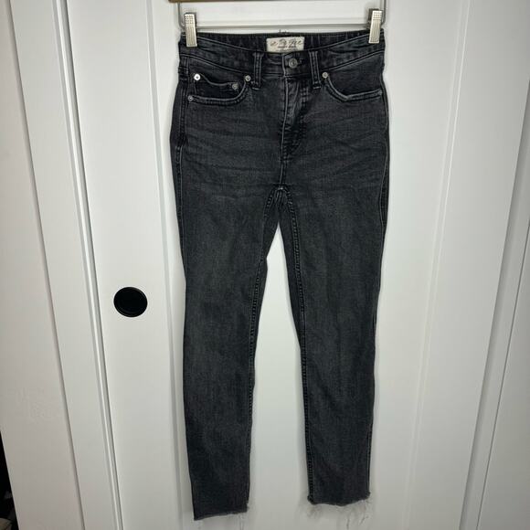 Free People Curvy High Rise Vintage Black Wash Straight Leg Raw Hem Jeans 24 - Picture 2 of 6